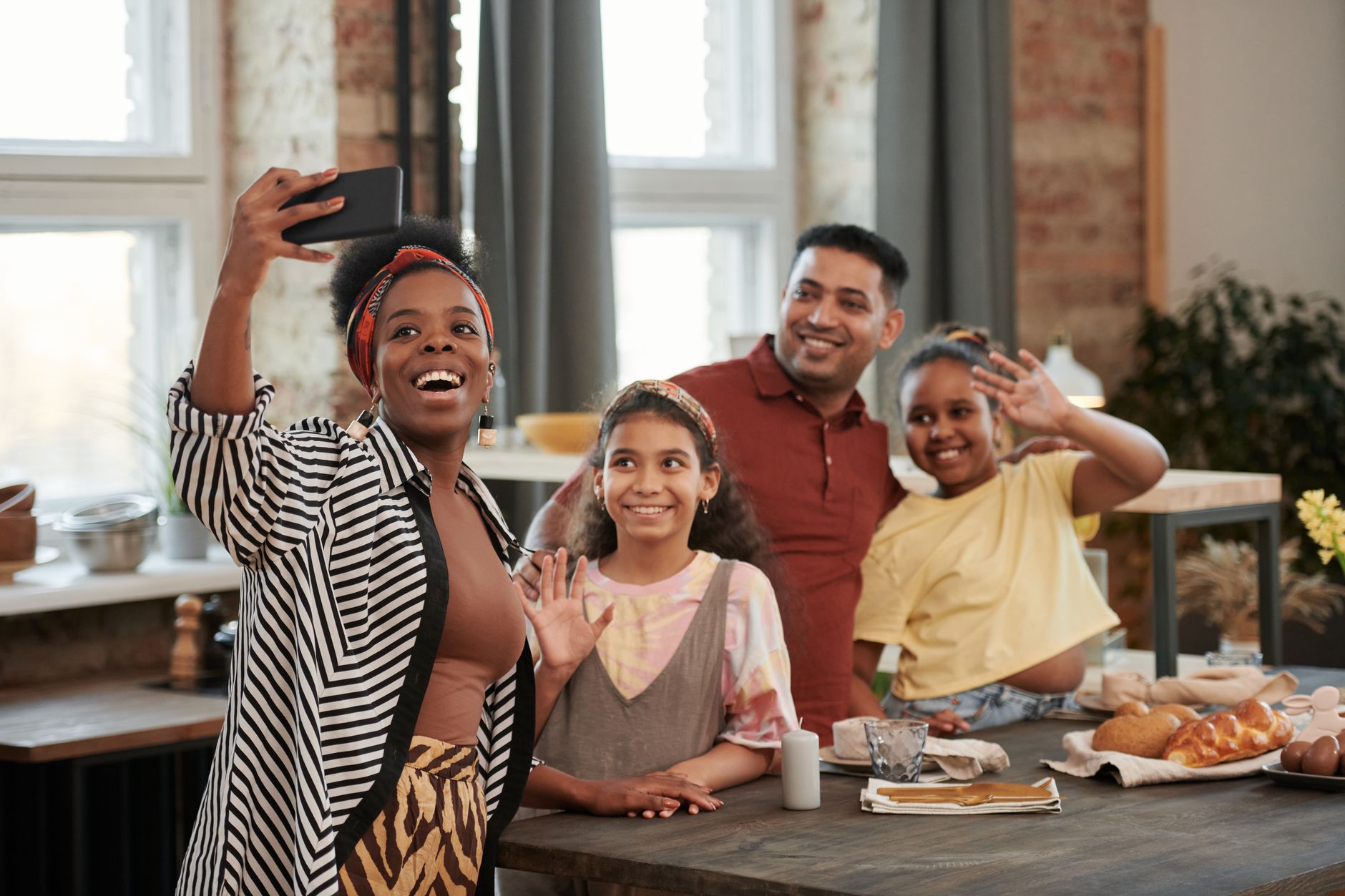 family sharing smartphone hotspot travel