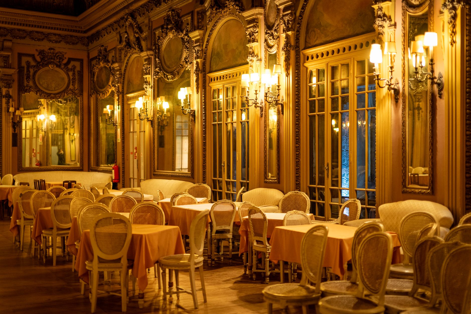 french fine dining restaurant table setting