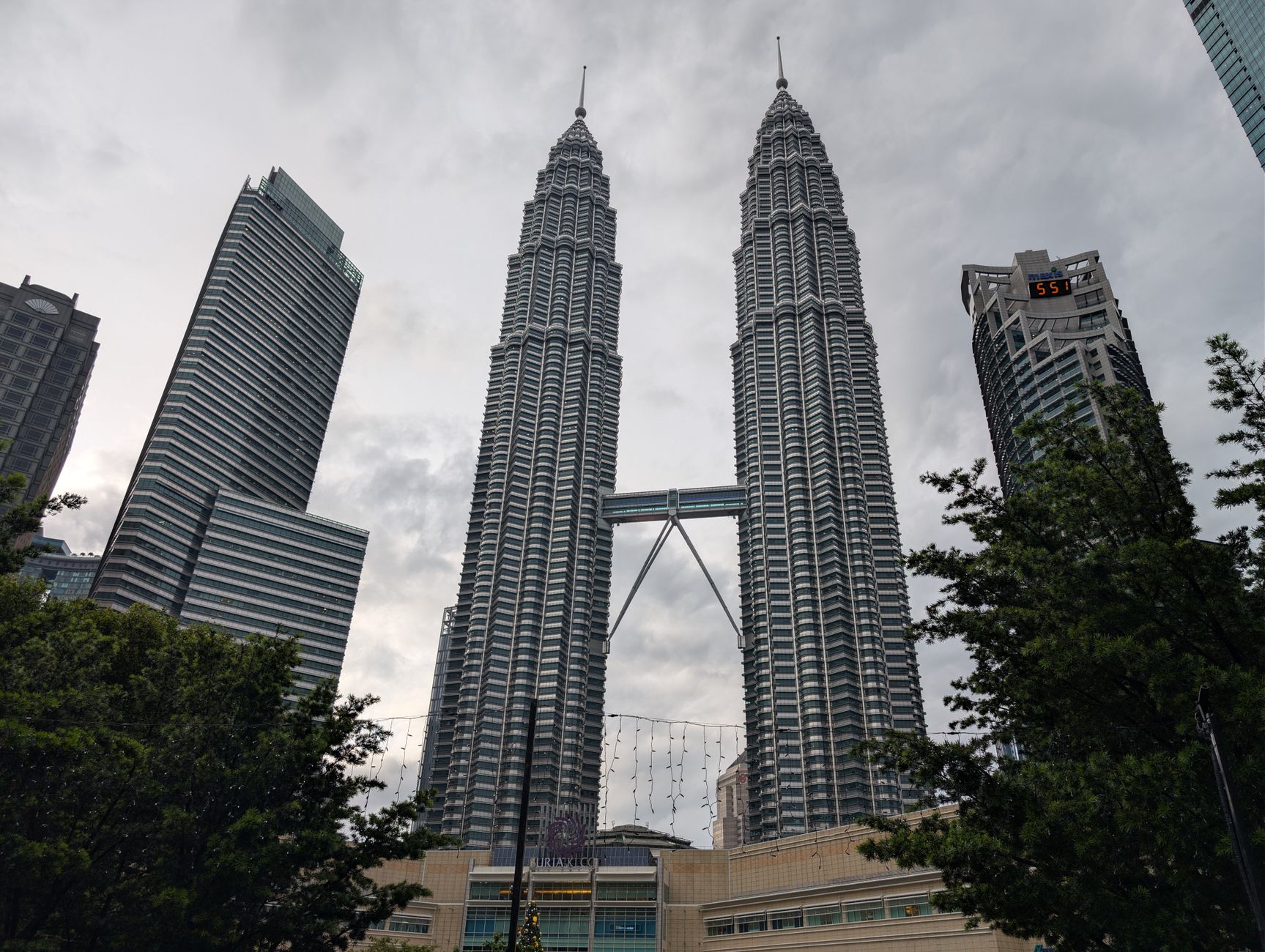 kuala lumpur petronas towers evening